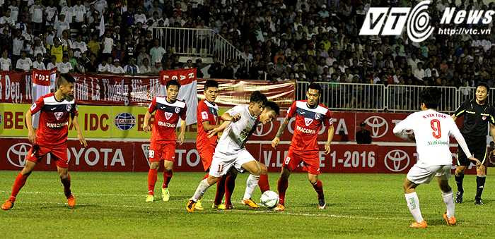 Cặp tiền đạo Minh Vương - Văn Toàn vẫn thiếu quyết đoán trong dứt điểm (ảnh: Hoàng Tùng)