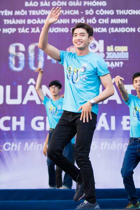 Mở đầu buổi lễ, Quang Đăng cùng các bạn sinh viên nhảy flashmob trên nền nhạc ca khúc Việt Nam ơi. Với sự cổ vũ nhiệt tình, Quang Đăng luôn nở nụ cười tươi và tương tác cùng các bạn sinh viên khiến cho bài nhảy thêm phần sôi động và náo nhiệt. 