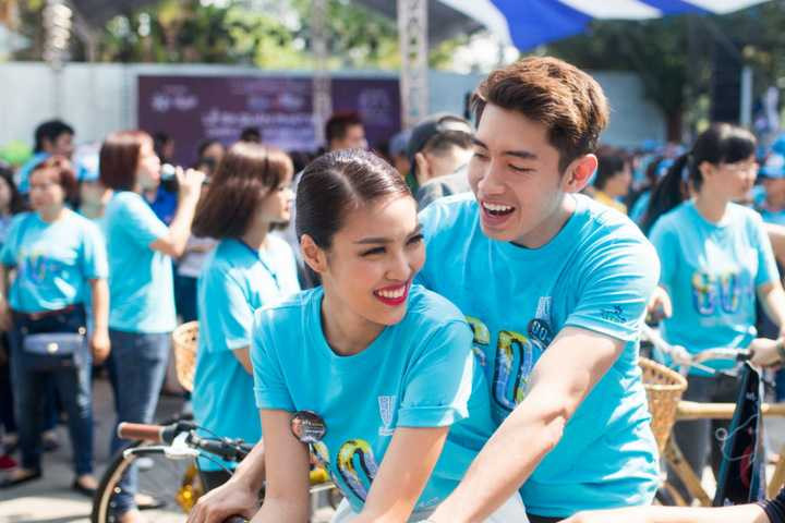 Anh cho biết: Năm 2016 đánh dấu 10 năm ra đời chiến dịch Giờ Trái Đất trên thế giới. Ngày càng có nhiều gia đình và cơ sở <a href='https://vtcnews.vn/kinh-te.1.0.html' >kinh doanh</a> sử dụng năng lượng tiết kiệm và hiệu quả. Quang Đăng vinh dự cùng hàng ngàn bạn trẻ khác lan truyền chiến dịch tiết kiệm điện, bảo vệ môi trường đến với nhiều người dân Việt Nam hơn. 