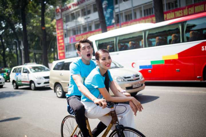 Sau buổi lễ ra quân, Quang Đăng cùng Lan Khuê và hàng trăm chiến sĩ trẻ đạp xe quanh các tuyến đường của trung tâm thành phố. 