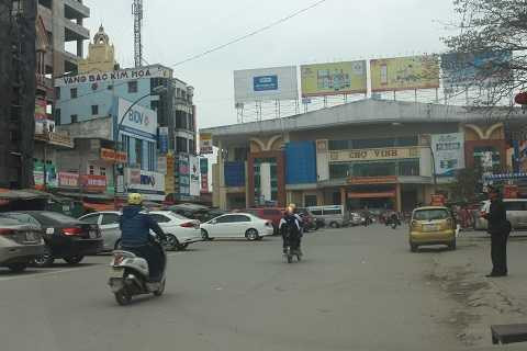 Hình ảnh xe <a href='https://vtcnews.vn/oto-xe-may.31.0.html' >ô tô</a> đỗ hàng dài giữa đường Cao Thắng ngay trước cổng chợ Vinh 