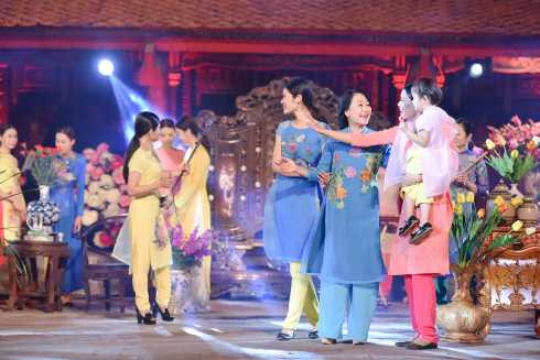 NSND Như Quỳnh nền nã, trẻ trung trong tà áo dài