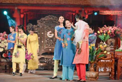 NSND Như Quỳnh nền nã, trẻ trung trong tà áo dài