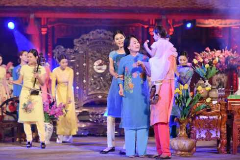 NSND Như Quỳnh nền nã, trẻ trung trong tà áo dài