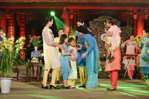 NSND Như Quỳnh nền nã, trẻ trung trong tà áo dài