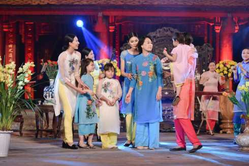 NSND Như Quỳnh nền nã, trẻ trung trong tà áo dài