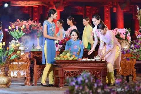 NSND Như Quỳnh nền nã, trẻ trung trong tà áo dài