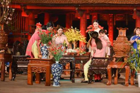 NSND Như Quỳnh nền nã, trẻ trung trong tà áo dài