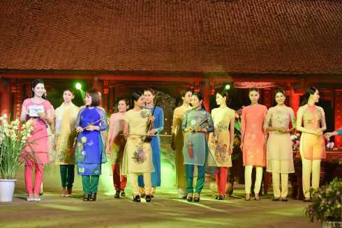 NSND Như Quỳnh nền nã, trẻ trung trong tà áo dài