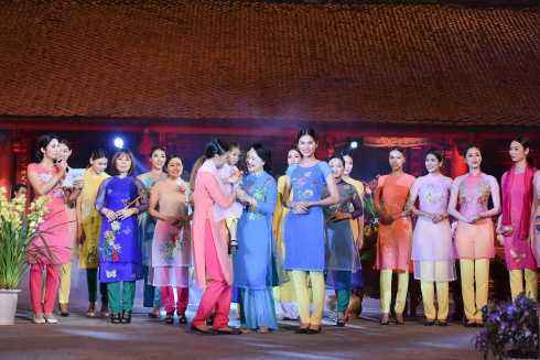 NSND Như Quỳnh nền nã, trẻ trung trong tà áo dài