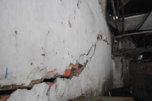 Trong nhà, nhiều thanh xà gỗ đã xuống cấp và mục nát nghiêm trọng. (Ảnh: Thanh Hùng)