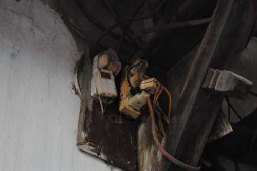 ường nhà có nhiều vết nứt toác khiến gia đình phải chịu cảnh dột nát khi mưa bão. Chị Lập cho biết mỗi khi xe <a href='https://vtcnews.vn/oto-xe-may.31.0.html' >ô tô</a> lớn đi qua, cảm giác như nhà đang lung lay khiến gia đình rất hoang mang. (Ảnh: Thanh Hùng)