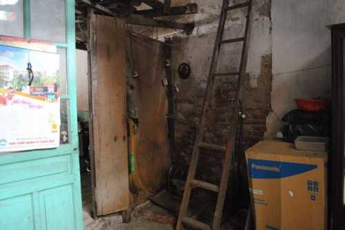 Gia đình của nữ sinh Nga đã phải sống trong căn nhà xập xệ này suốt gần 30 năm qua. (Ảnh: Thanh Hùng)