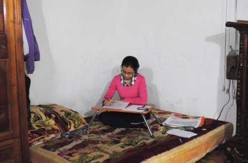 Cả gia đình sinh hoạt chung trong căn phòng rộng chưa đầy 20m2, cũng là phòng ngủ chung với 2 tấm đệm. (Ảnh: Thanh Hùng)