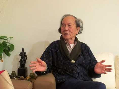 PGS - TS Hà Đình Đức trao đổi cùng phóng viên