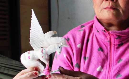 Tiến tự tay làm con bạch mã cúi đầu xuống đất để tặng mẹ. Mục đích, thể hiện lời xin lỗi