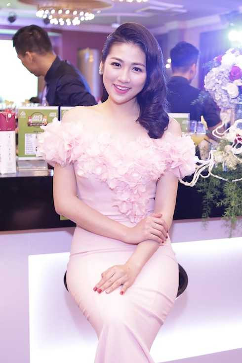 Trong sự kiện, Á hậu Tú Anh cũng cho biết bí quyết giữ sắc vóc của cô là bổ sung các loại vitamin. Do bận rộn với công việc nên cô thường dùng nước trái cây cô đặc rất tiện lợi.