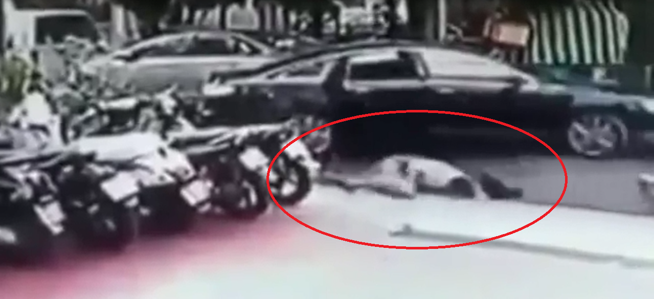 Người đàn ông ngã xuống đường vì bị cướp giật mạnh chiếc túi xách (ảnh cắt từ video)