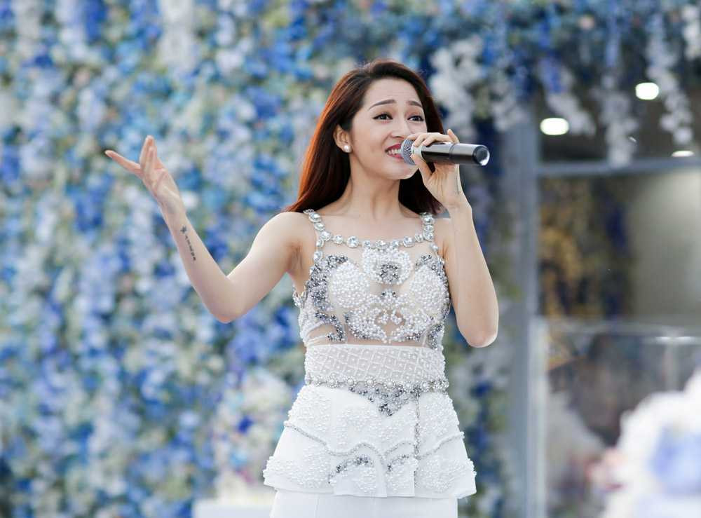 Bảo Anh diện đồ xuyên thấu đính ngọc trai sexy