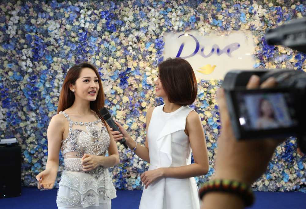 Bảo Anh diện đồ xuyên thấu đính ngọc trai sexy