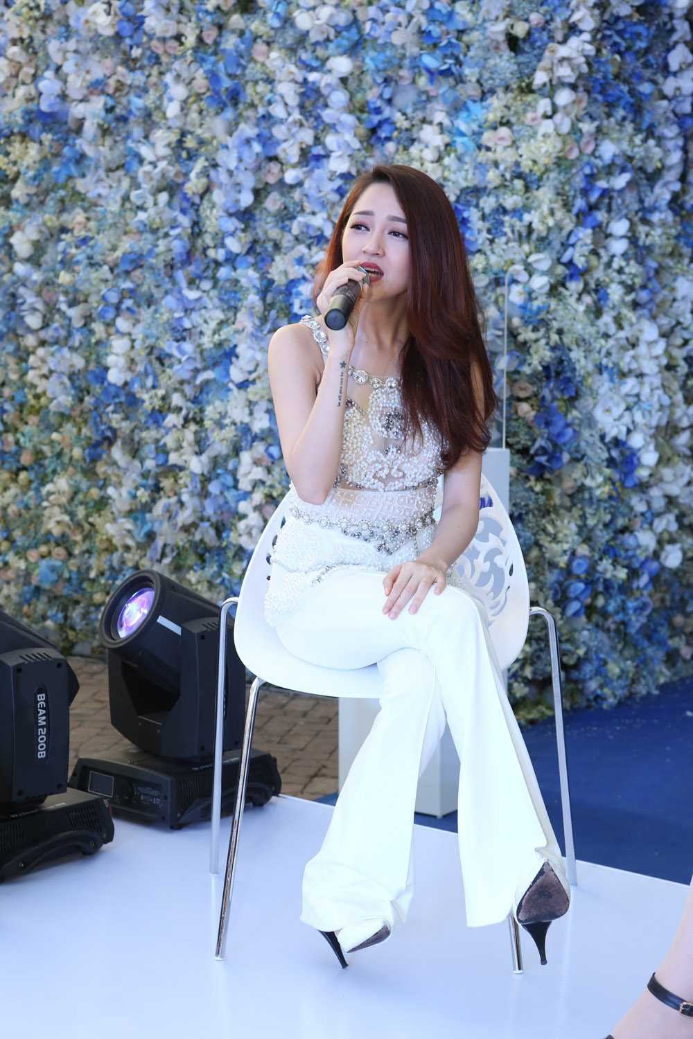 Bảo Anh diện đồ xuyên thấu đính ngọc trai sexy