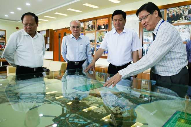 Ông Thăng thăm khu công nghệ cao TP HCM sáng 3/3. Ảnh: Hải An.