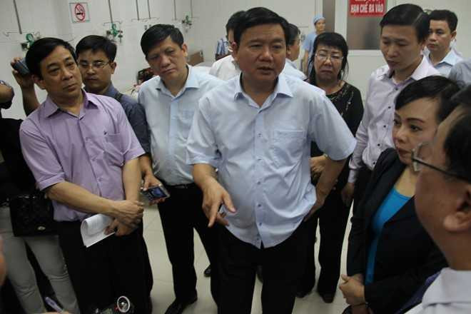 Bí thư Thăng làm việc với Bệnh viện chấn thương chỉnh hình sáng 6/3. Ảnh: Hoàng Bình.