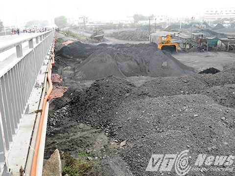 Bãi tập kết, sản xuất kinh doanh than đá chiếm dụng hành lang an toàn cầu An Thái 