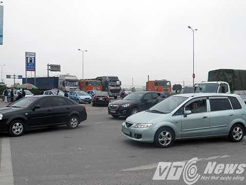 Tại ngã ba Phú Thái (giáp quốc lộ 5 vào tỉnh lộ 388 qua cầu An Thái) đã bị tạm cấm tất cả các phương tiện, kể cả xe <a href='https://vtcnews.vn/oto-xe-may.31.0.html' >m<a href='https://vtcnews.vn/oto-xe-may.31.0.html' >ô tô</a></a>