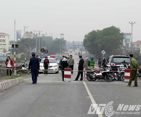 Đầu cầu phía huyện Kinh Môn cũng đã bị phong tỏa