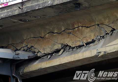 Rãnh nứt chạy dài hàng mét dọc rầm cầu