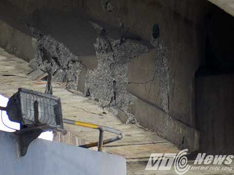 Rầm cầu bị nứt gãy