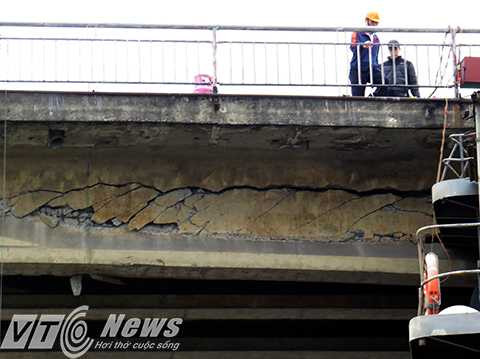 Theo quan sát, đoạn nứt trên rầm cầu chạy khoảng 5-7 m