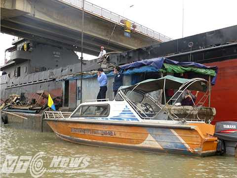 Hiện lực lượng chức năng huy động 2 xà lan bơm nước vào trong khoang và hút nước ra theo độ lên xuống của thủy triều để tránh bị tàu kéo lên, hoặc đẩy nhịp cầu xuống, gây nguy cơ sập cầu hoàn toàn