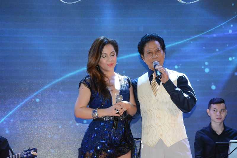 Chế Linh ôm chặt nữ ca sĩ nóng bỏng nhất hải ngoại