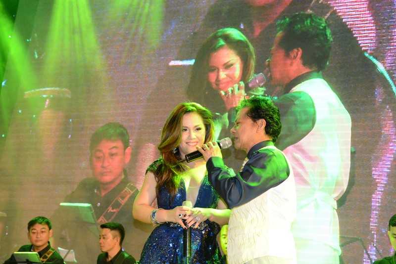 Chế Linh ôm chặt nữ ca sĩ nóng bỏng nhất hải ngoại