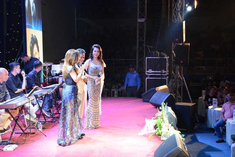 Chế Linh ôm chặt nữ ca sĩ nóng bỏng nhất hải ngoại