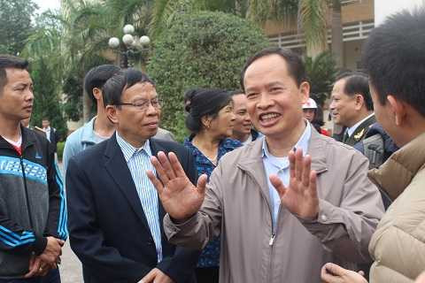 Bí thư Tỉnh ủy Thanh Hóa trịnh Văn Chiến đối thoại cởi mở với bà con ngư dân Sầm Sơn sáng 7/3. Ảnh: Hồng Thắng Bí thư Tỉnh ủy Thanh Hóa trịnh Văn Chiến đối thoại cởi mở với bà con ngư dân Sầm Sơn sáng 7/3. Ảnh: Hồng Thắng