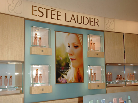 Estée Lauder - công ty chuyên sản xuất mỹ phẩm tại Mỹ cũng có 5 tỷ phú trong hệ thống của mình