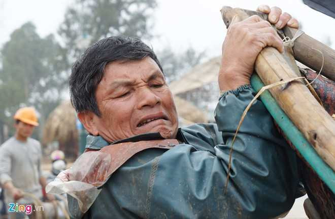 Ông Tầm neo đậu chiếc thuyền nhỏ sau chuyển ra khơi chiều 6/3. Ảnh: Việt Đức.