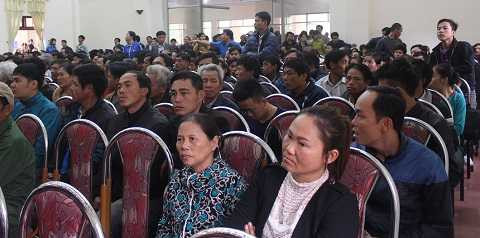 Hàng trăm ngư dân tại hội trường đối thoại Hàng trăm ngư dân tại hội trường đối thoại