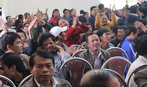 Người dân vỗ tay vui mừng khi nghe Bí thư tỉnh ủy Thanh Hóa quyết định để ngư dân hoạt động ra khơi bình thường như trước Người dân vỗ tay vui mừng khi nghe Bí thư tỉnh ủy Thanh Hóa quyết định để ngư dân hoạt động ra khơi bình thường như trước