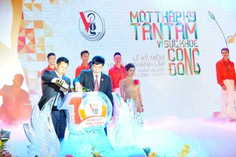 Lãnh đạo Công ty dược phẩm Việt Đức trong lễ kỷ niệm 10 năm thành lập Lãnh đạo Công ty dược phẩm Việt Đức trong lễ kỷ niệm 10 năm thành lập