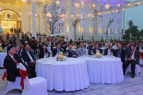 Ông Phùng Xuân Nhạ, Ủy viên BCH TW Đảng, Giám đốc ĐH Quốc gia Hà Nội; ông Hà Hùng Cường, Bộ trưởng Bộ Tư pháp; ông Tô Huy Rứa, nguyên UV Bộ Chính trị, nguyên Trưởng ban tổ chức TW Đảng; bà Hoàng Thị Thúy Lan, UV BCH TW Đảng, Bí thư Tỉnh ủy, Chủ tịch HĐND tỉnh Vĩnh Phúc; ông Vương Đình Huệ, UV Bộ Chính trị, Trưởng ban Kinh tế TW Đảng; ông Ngô Văn Dụ, nguyên UV Bộ Chính trị, nguyên Bí thư TW Đảng, nguyên Chủ nhiệm Ban kiểm tra TW Đảng; ông Trịnh Văn Quyết, Chủ tịch HĐQT Tập đoàn FLC; ông Nguyễn Hòa Bình, UV BCH TW Đảng, Bí thư TW Đảng, Viện trưởng Viện kiểm sát nhân dân tối cao; ông Uông Chu Lưu, UV BCH TW Đảng, Phó chủ tịch Quốc hội; ông Hoàng Tuấn Anh, Bộ trưởng Bộ Văn hóa thể thao và du lịch; ông Trần Văn Túy, UV TW Đảng, Phó trưởng ban Tổ chức TW (từ trái qua phải).