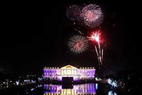 Pháo hoa nghệ thuật tại FLC Vĩnh Thịnh Resort trong ngày khai trương. 