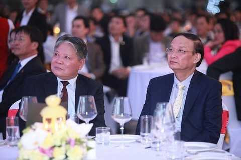 Ông Hà Hùng Cường, Bộ trưởng Bộ Tư pháp (bên trái) cùng ông Tô Huy Rứa.