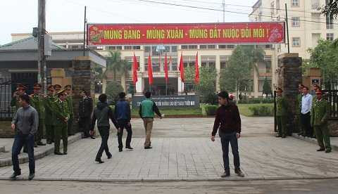 Lực lượng công an trước cổng Hội trường Trung tâm bồi dưỡng thanh thiếu niên Thị xã Sầm Sơn