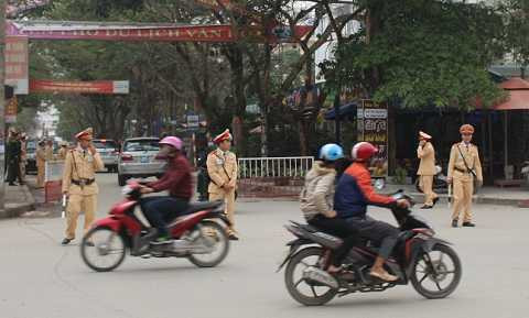 Cảnh sát giao thông chốt chặn đường vào hội trường, không cho xe máy và <a href='https://vtcnews.vn/oto-xe-may.31.0.html' >ô tô</a> đi vào