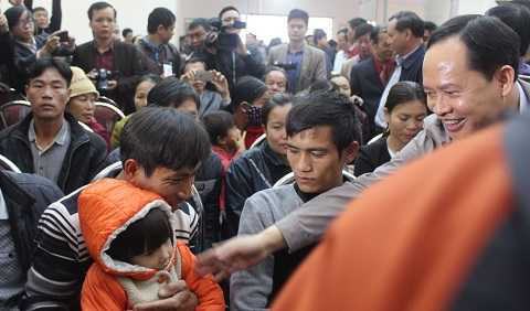 Ông Trịnh Văn Chiến - Bí thư Tỉnh ủy Thanh Hóa đã trao đổi trước buổi đối thoại, thân thiện với ngư dân