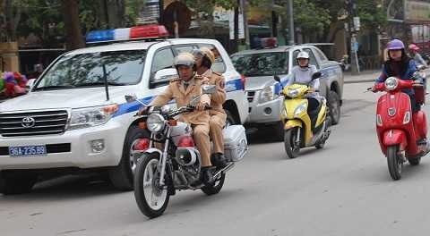 Xe tuần tra di động trên đường